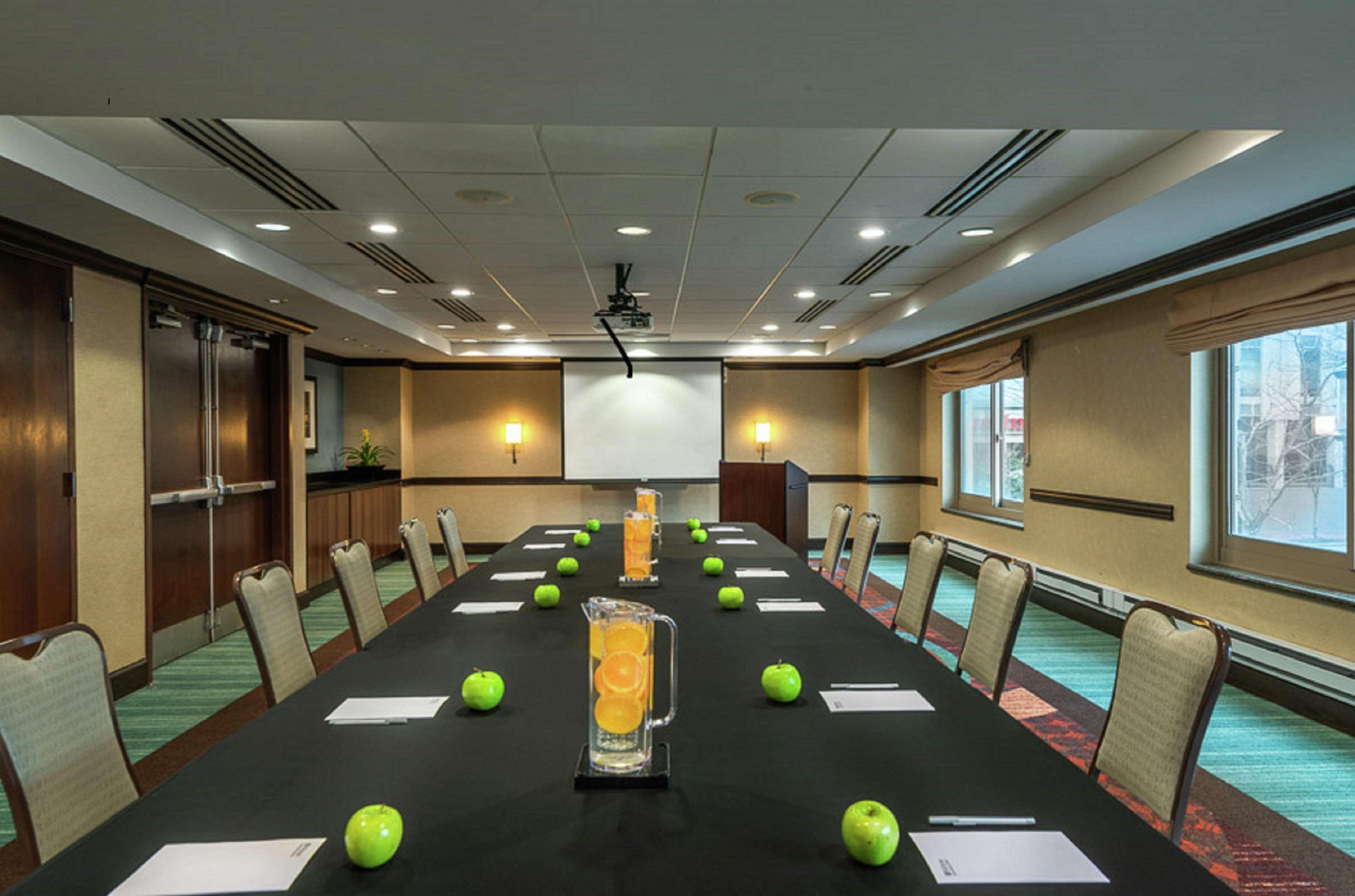 Hilton Garden Inn Bethesda Downtown Екстериор снимка