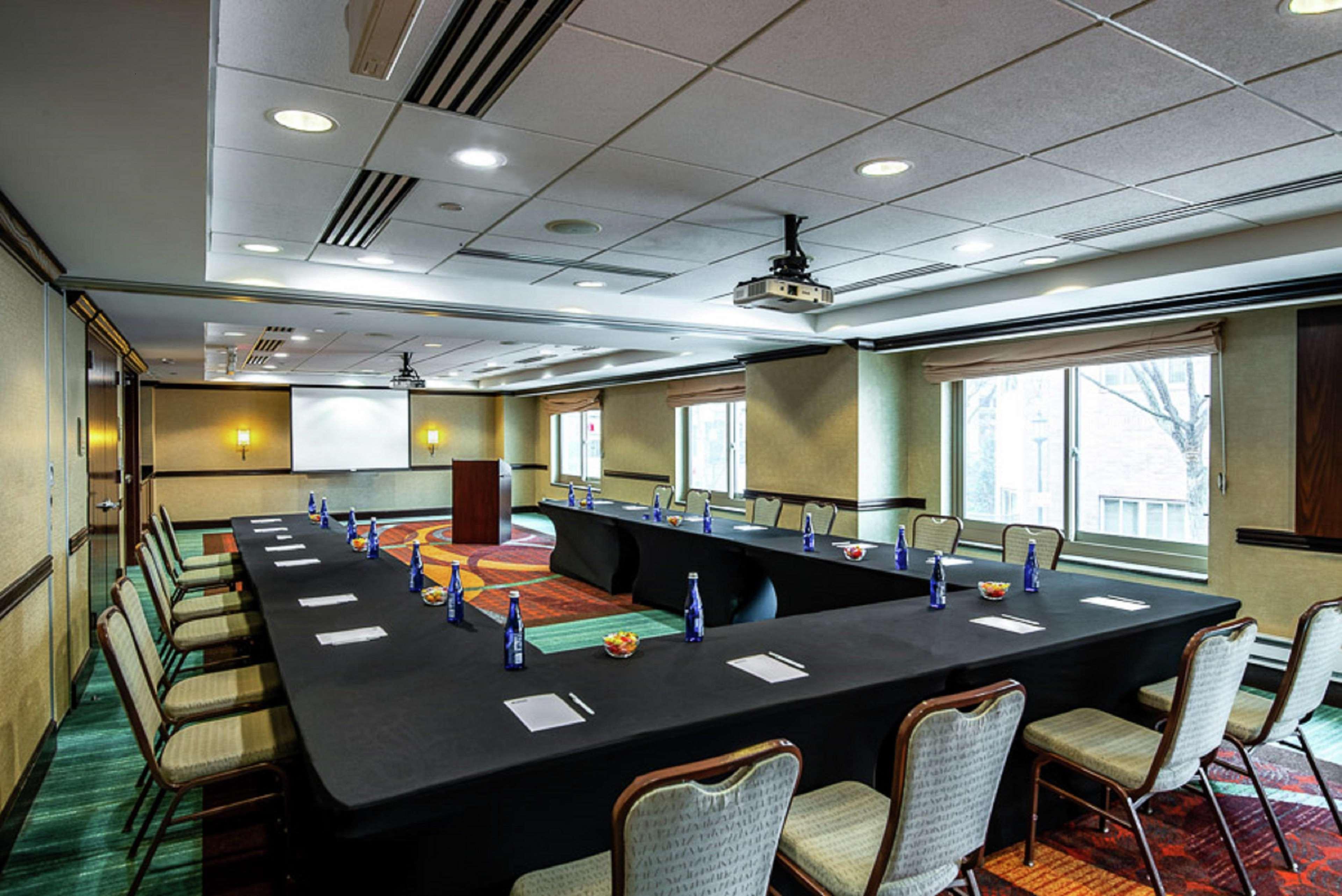 Hilton Garden Inn Bethesda Downtown Екстериор снимка