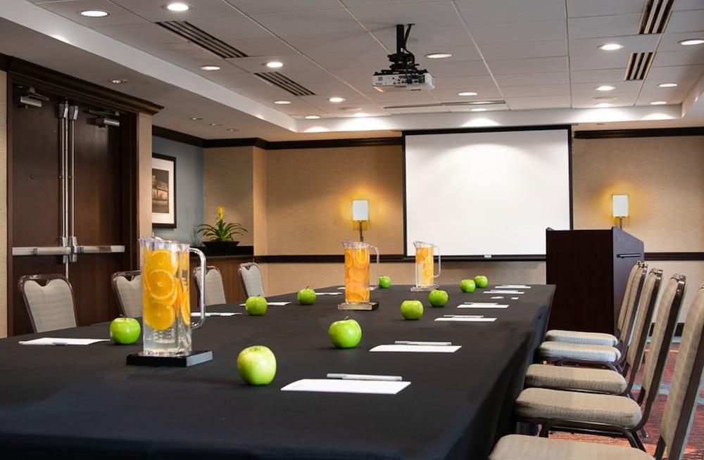 Hilton Garden Inn Bethesda Downtown Екстериор снимка