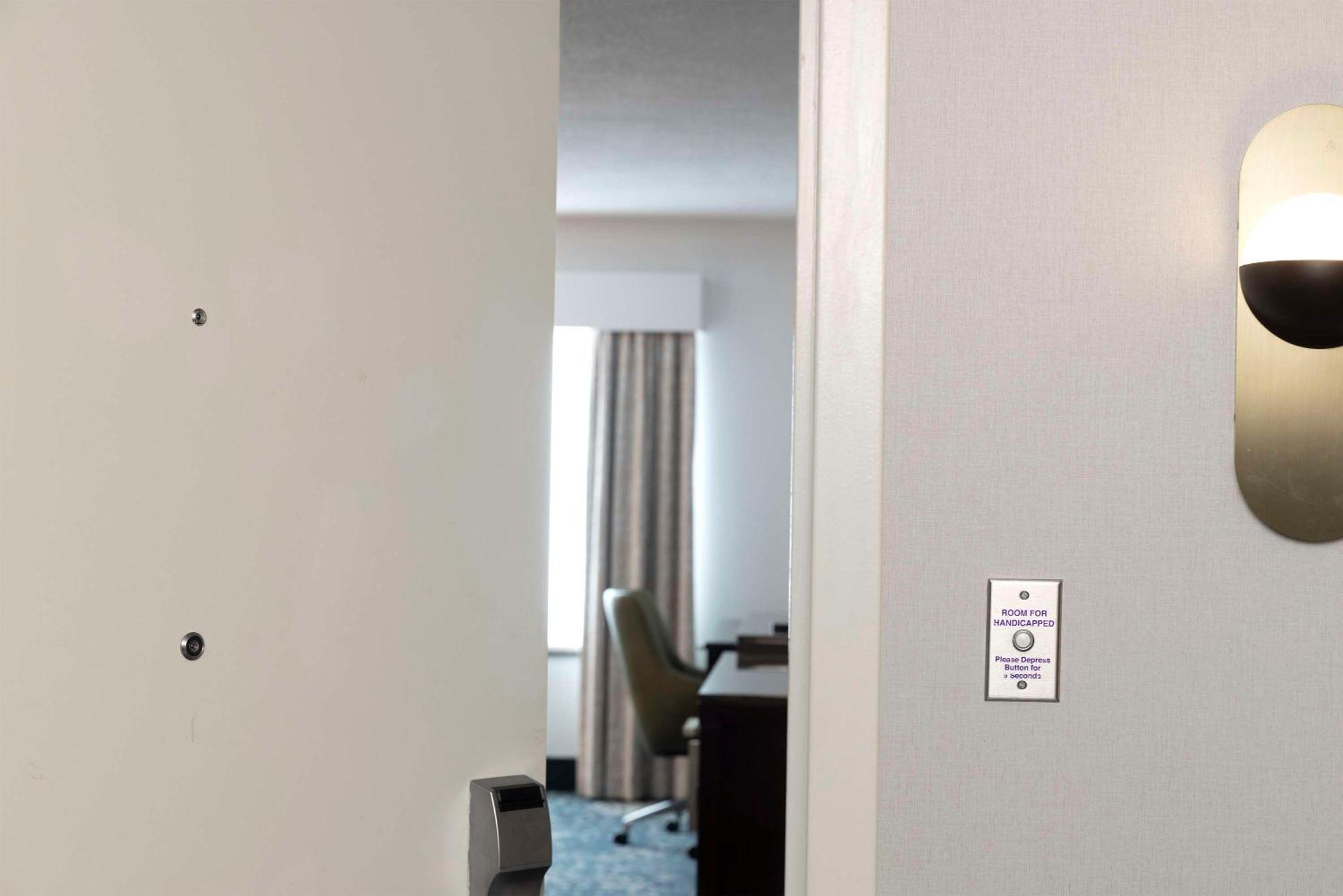 Hilton Garden Inn Bethesda Downtown Екстериор снимка