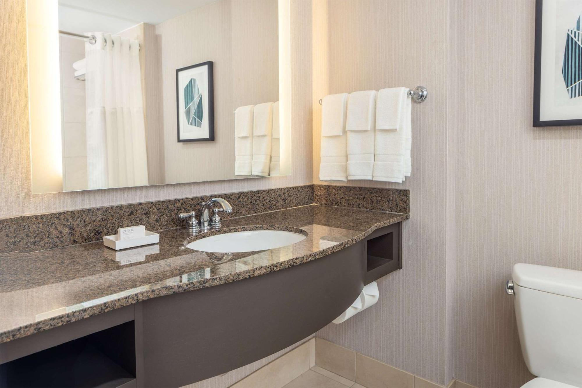 Hilton Garden Inn Bethesda Downtown Екстериор снимка